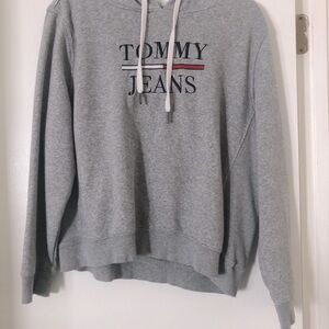 Vintage Tommy Hilfiger hoodie.